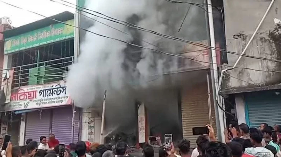 জামালপুরে অগ্নিকাণ্ডে ১৯ দোকান পুড়ে ছাই